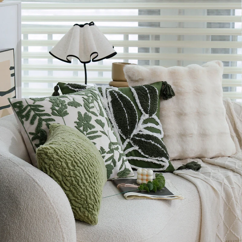 Quadratisches Zierkissen mit erhabenem Blatt‑Tufting und Quasten Karnz