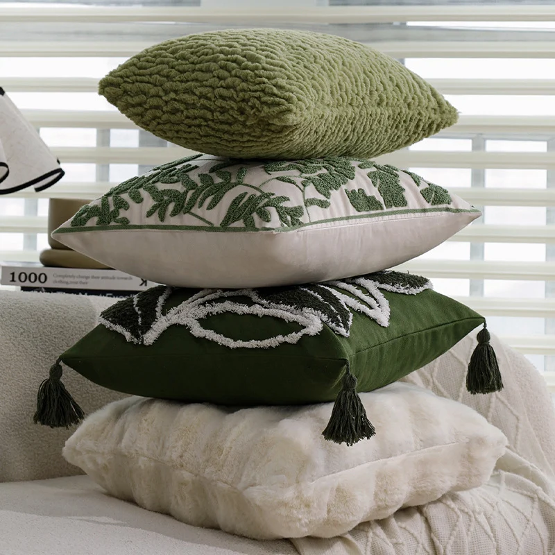 Quadratisches Zierkissen mit erhabenem Blatt‑Tufting und Quasten Karnz