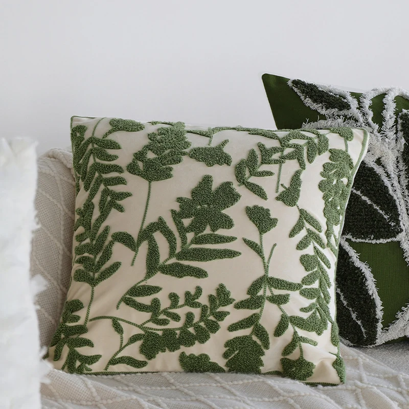 Quadratisches Zierkissen mit erhabenem Blatt‑Tufting und Quasten Karnz