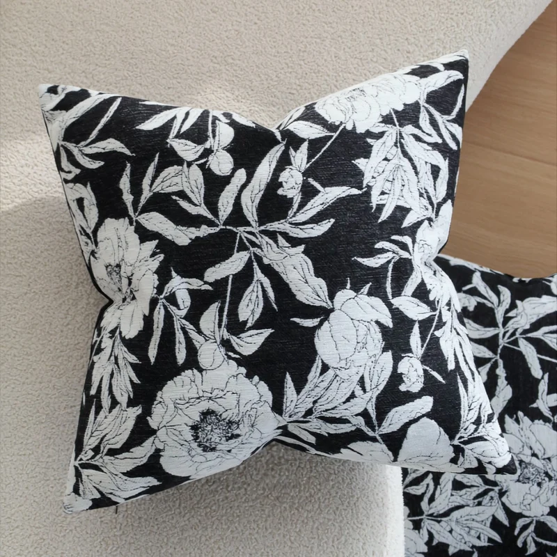 Quadratischer Zierkissenbezug mit kontrastierendem botanischem Linienprint und softem Leinen-Mix Karnz