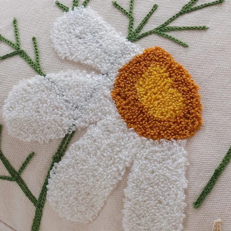 Quadratischer Zierkissenbezug mit handtufteter Gänseblümchen‑Applikation aus Baumwoll‑Leinen Karnz