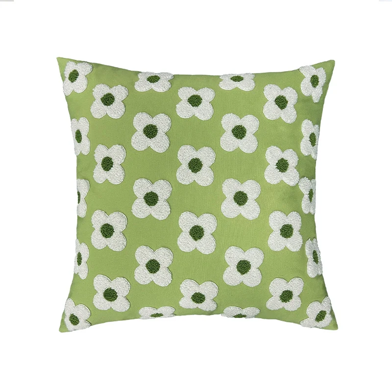 Quadratischer Zierkissenbezug mit handtuftetem Blumen‑Relief und Bouclé‑Applikationen Karnz
