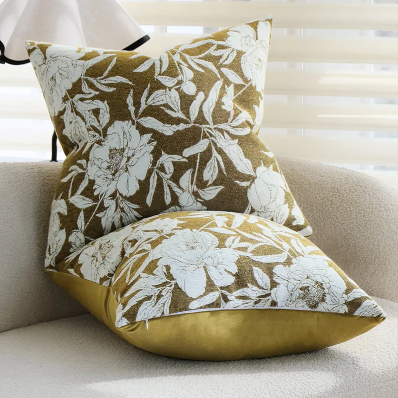 Quadratischer Zierkissenbezug mit großfloralem Jacquard und samtigem Rückenteil Karnz