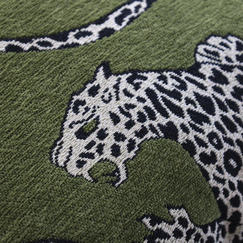 Quadratischer Zierkissenbezug mit gewebtem Leoparden‑Jacquard und Samtbesatz Karnz