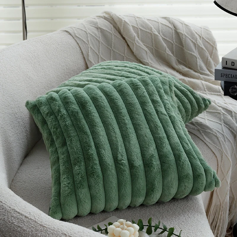 Quadratischer Zierkissenbezug mit gestufter Rippstruktur aus Soft‑Teddyplüsch Karnz