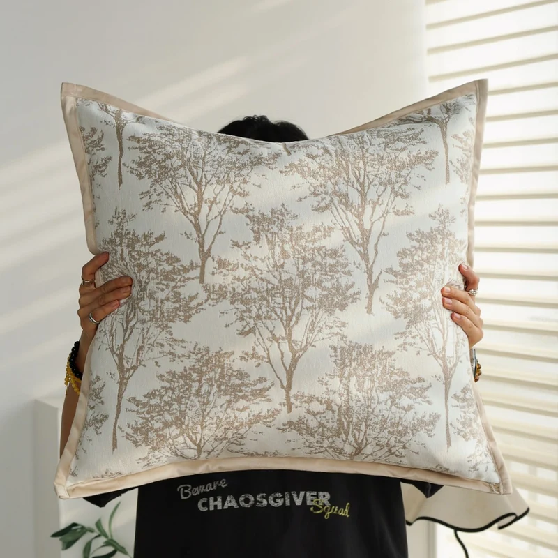 Quadratischer Zierkissenbezug mit feinem Waldmuster‑Jacquard und Samt-Keder Karnz