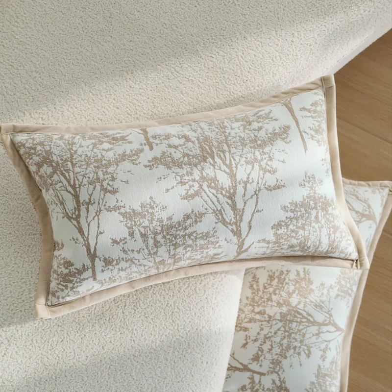 Quadratischer Zierkissenbezug mit feinem Waldmuster‑Jacquard und Samt-Keder Karnz