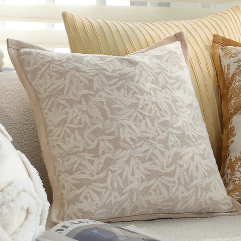 Quadratischer Zierkissenbezug mit feinem Jacquard‑Blattrelief, Paspelrand und pflegeleichtem Baumwoll‑Mix Karnz