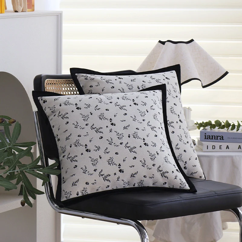 Quadratischer Zierkissenbezug mit dezenter Blumen‑Jacquardstruktur und eleganter Kederumrandung Karnz