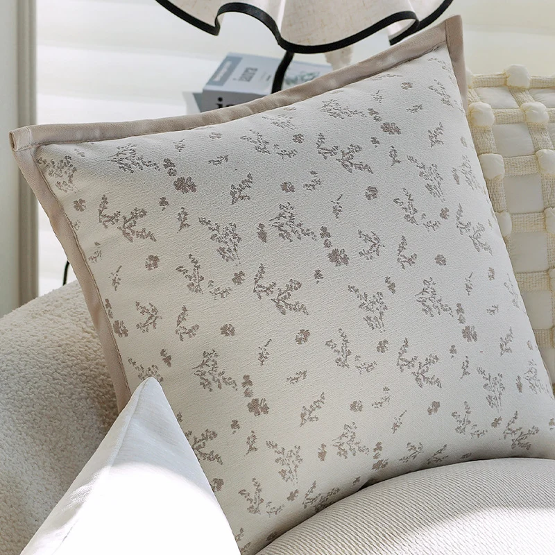 Quadratischer Zierkissenbezug mit dezenter Blumen‑Jacquardstruktur und eleganter Kederumrandung Karnz
