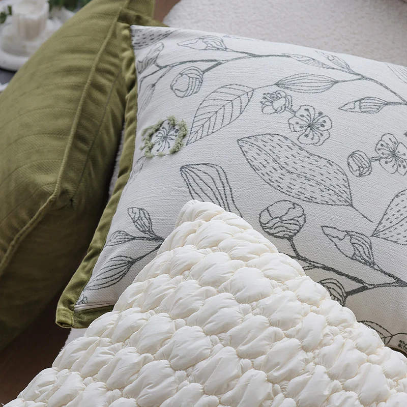 Quadratischer Zierkissenbezug mit botanischer Linienstickerei und samtiger Paspel Karnz