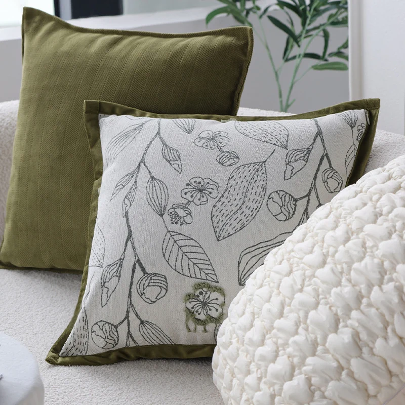 Quadratischer Zierkissenbezug mit botanischer Linienstickerei und samtiger Paspel Karnz