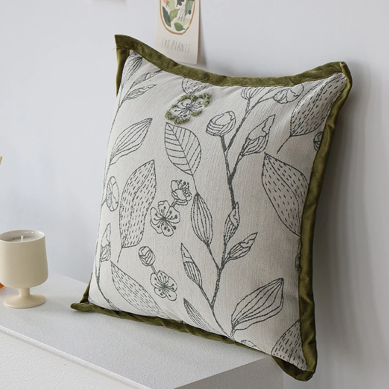 Quadratischer Zierkissenbezug mit botanischer Linienstickerei und samtiger Paspel Karnz