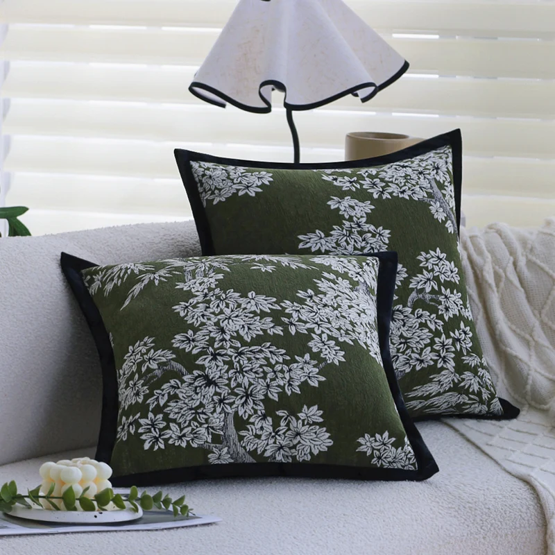 Quadratischer Zierkissenbezug mit besticktem Blumen-Jacquard und feiner Kedernaht Karnz
