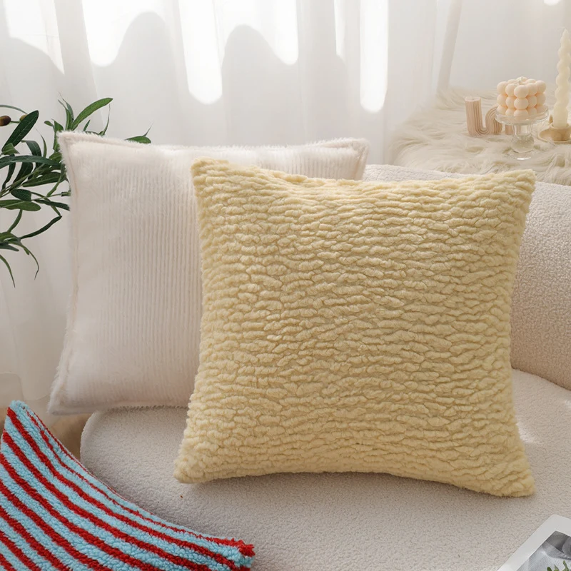 Quadratischer Zierkissenbezug in gestreifter Teddy‑Bouclé‑Optik mit softem Microplüsch Karnz