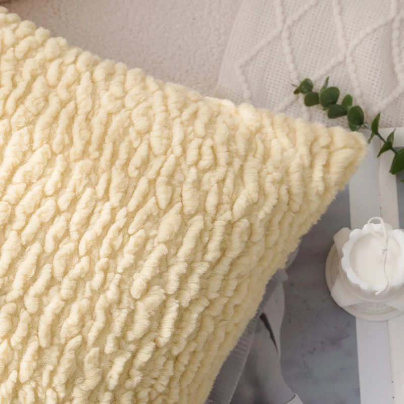Quadratischer Zierkissenbezug in gestreifter Teddy‑Bouclé‑Optik mit softem Microplüsch Karnz
