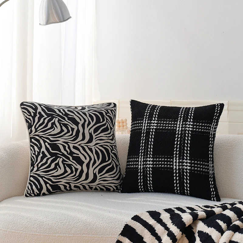 Quadratischer Zierkissenbezug im Tweed‑Look mit gewebter Plaid‑Textur und feiner Bouclé‑Haptik Karnz