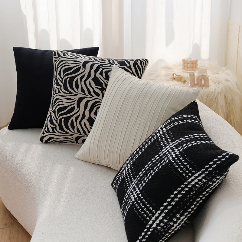 Quadratischer Zierkissenbezug im Tweed‑Look mit gewebter Plaid‑Textur und feiner Bouclé‑Haptik Karnz
