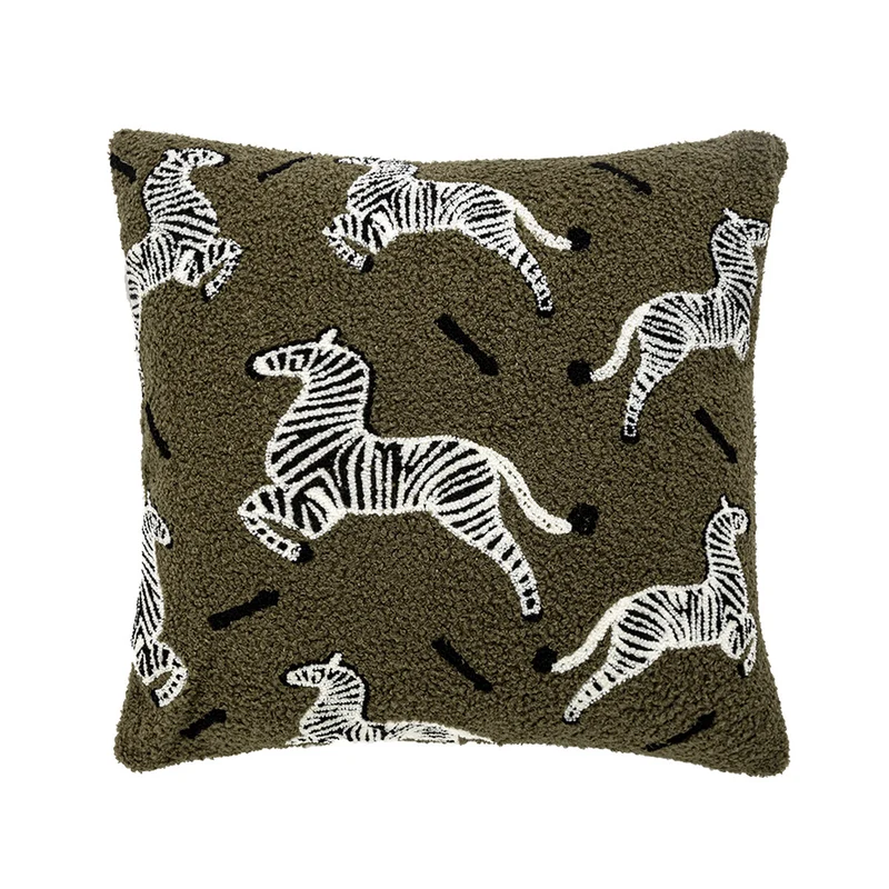 Quadratischer Zierkissenbezug im Teddy‑Bouclé mit erhabener Zebra‑Tuftapplikation Karnz