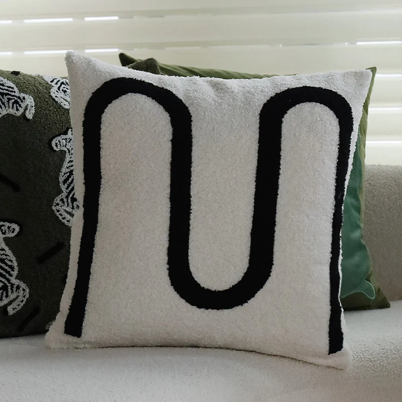 Quadratischer Zierkissenbezug im Teddy‑Bouclé mit erhabener Zebra‑Tuftapplikation Karnz