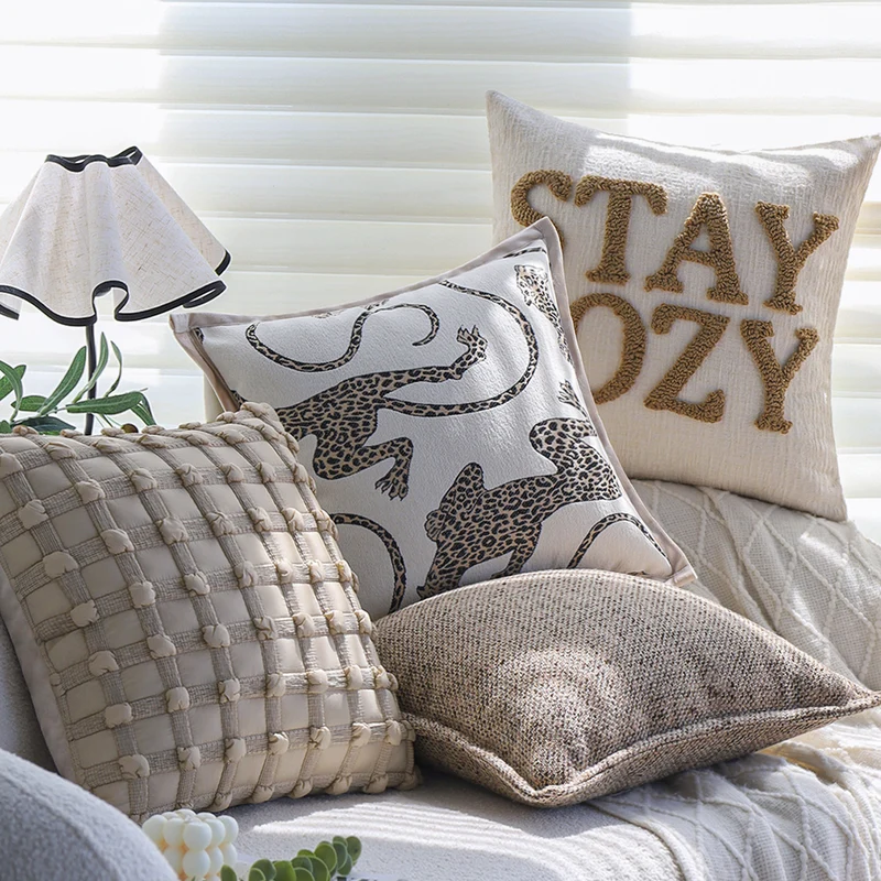 Quadratischer Zierkissenbezug aus melierter Bouclé‑Webung mit dezenter Kedernaht Karnz