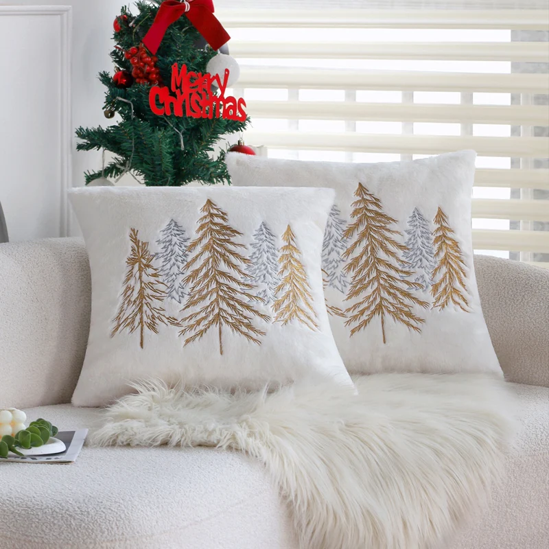 Quadratischer Zierkissenbezug aus Kunstfell mit gesticktem Tannenbaum‑Motiv Karnz