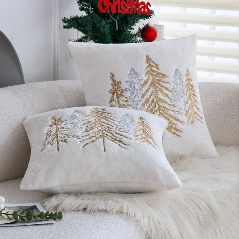 Quadratischer Zierkissenbezug aus Kunstfell mit gesticktem Tannenbaum‑Motiv Karnz