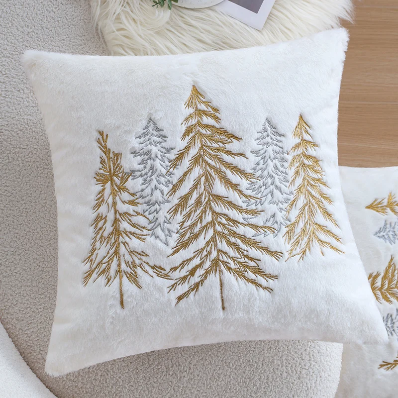 Quadratischer Zierkissenbezug aus Kunstfell mit gesticktem Tannenbaum‑Motiv Karnz