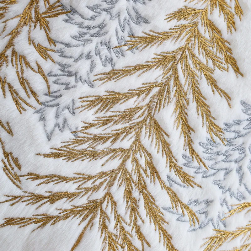Quadratischer Zierkissenbezug aus Kunstfell mit gesticktem Tannenbaum‑Motiv Karnz