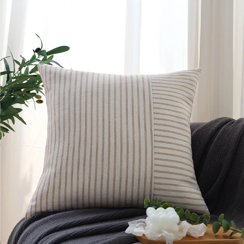 Quadratischer Zierkissenbezug aus gewebtem Streifenmuster mit zwei Webrichtungen und verdecktem Reißverschluss Karnz