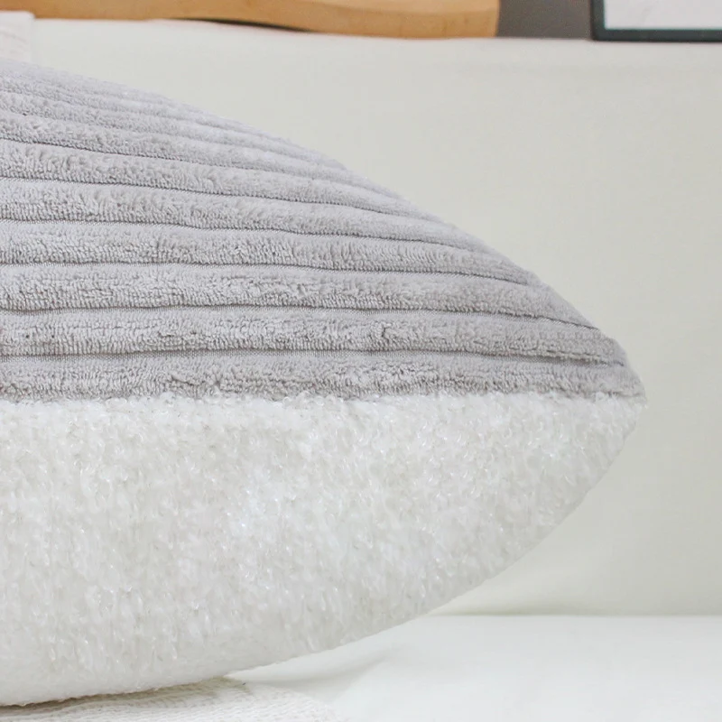 Quadratischer wendbarer Zierkissenbezug mit geripptem Microvelours und Sherpa‑Rückseite Karnz