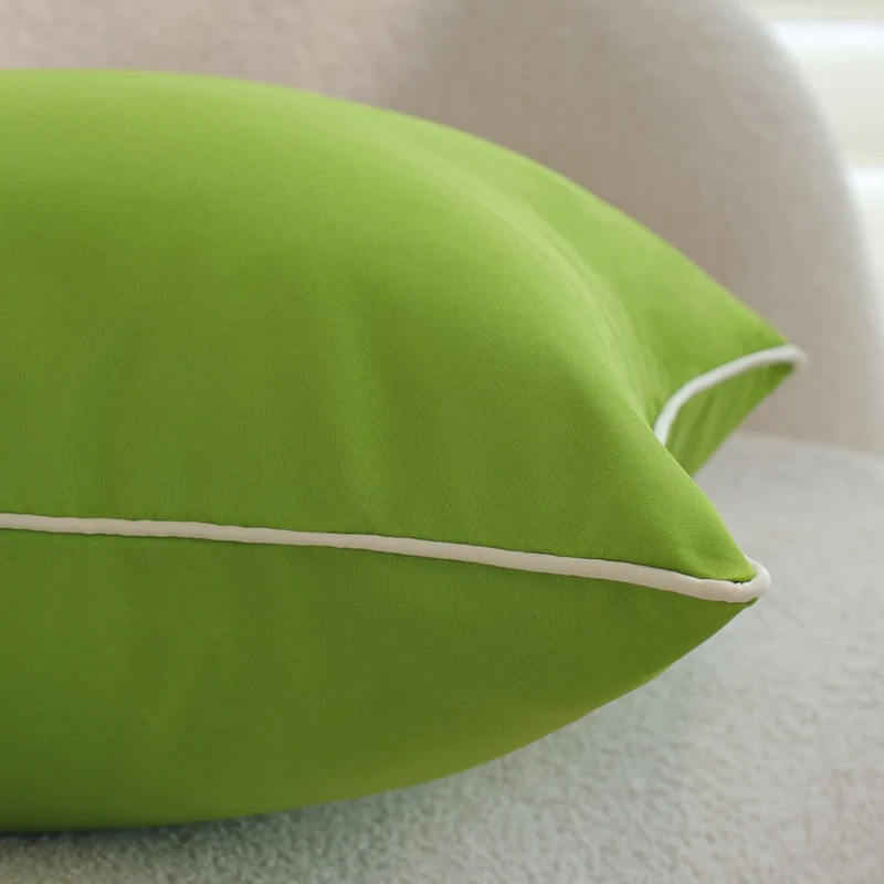 Quadratischer Soft‑Touch Kissenbezug mit kontrastierender Paspel und verdecktem Reißverschluss Karnz