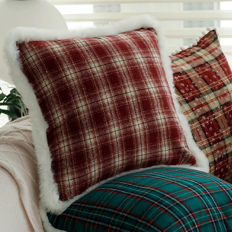 Quadratischer Sofa‑Zierkissenbezug im klassischen Tartan‑Design mit Teddybordüre Karnz