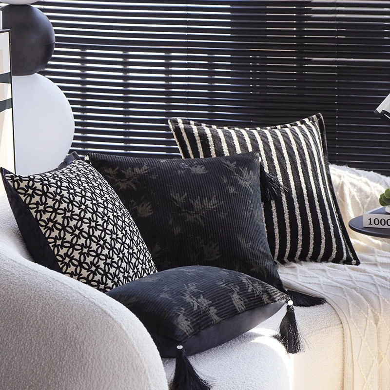 Quadratischer Samt-Kissenbezug mit reliefiertem Metallic‑Streifen und feiner Keder Karnz