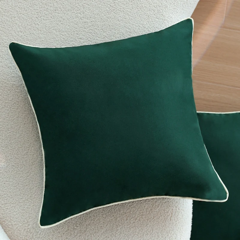 Quadratischer Samt-Kissenbezug mit feiner Paspel und softem Microvelours-Finish Karnz