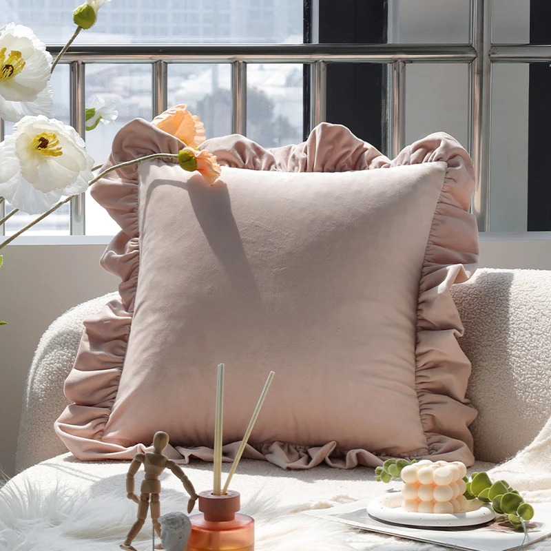 Quadratischer Samt-Kissenbezug mit dekorativem Rüschenrand und Soft‑Touch Oberfläche Karnz