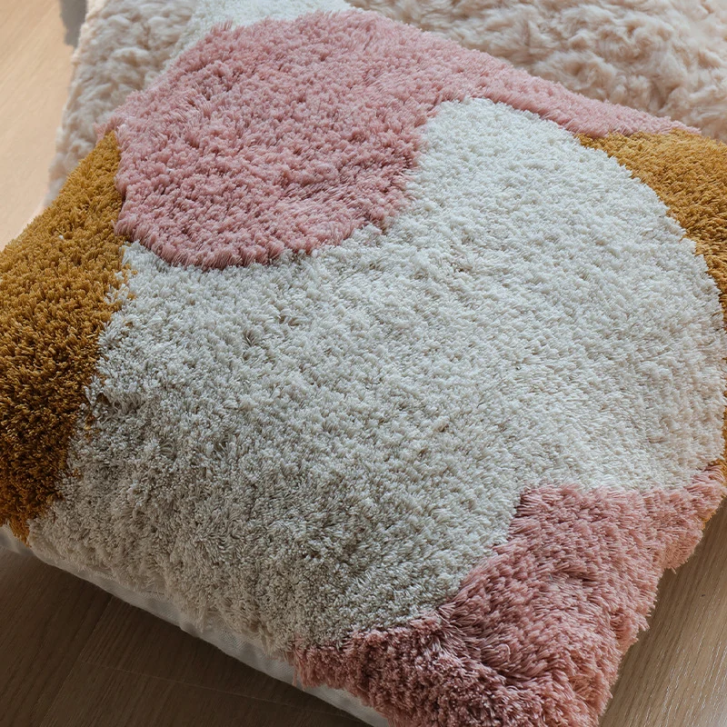 Quadratischer Samt-Kissenbezug mit dekorativem Rüschenrand und Soft‑Touch Oberfläche Karnz