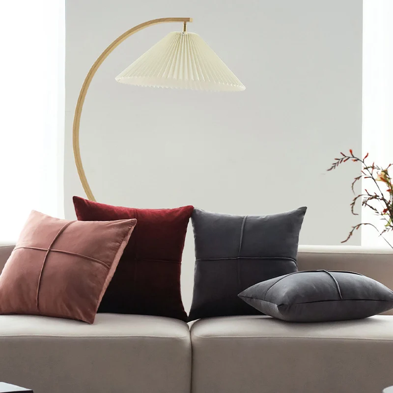 Quadratischer Samt-Dekokissenbezug mit eleganter Kreuzsteppung Karnz