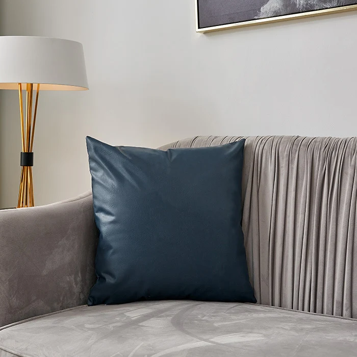 Quadratischer Premium-Kissenbezug aus veganem Nappaleder mit Soft‑Touch Oberfläche Karnz