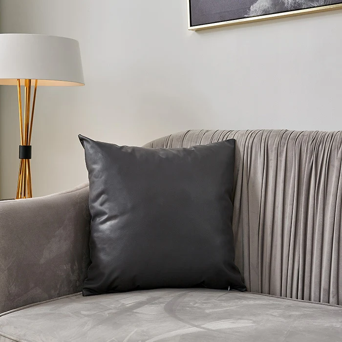Quadratischer Premium-Kissenbezug aus veganem Nappaleder mit Soft‑Touch Oberfläche Karnz
