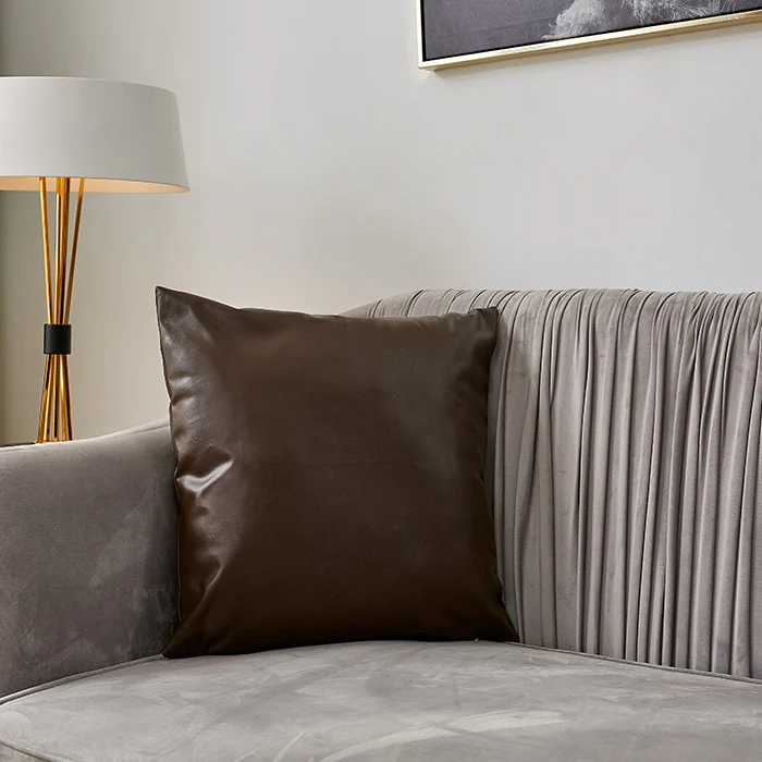 Quadratischer Premium-Kissenbezug aus veganem Nappaleder mit Soft‑Touch Oberfläche Karnz