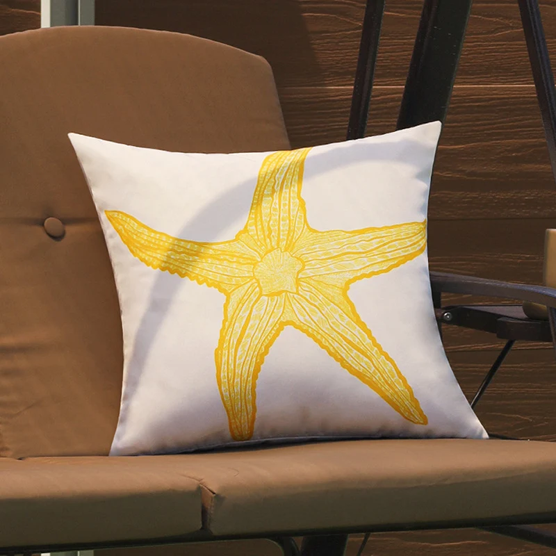 Quadratischer Outdoor-Kissenbezug mit großflächigem Seestern‑Motiv aus wasserabweisendem Polyester Karnz