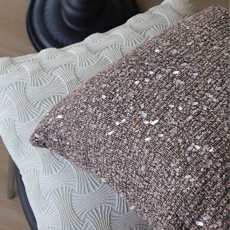 Quadratischer Luxus-Kissenbezug mit glitzernden Pailletten und texturierter Bouclé‑Webung Karnz