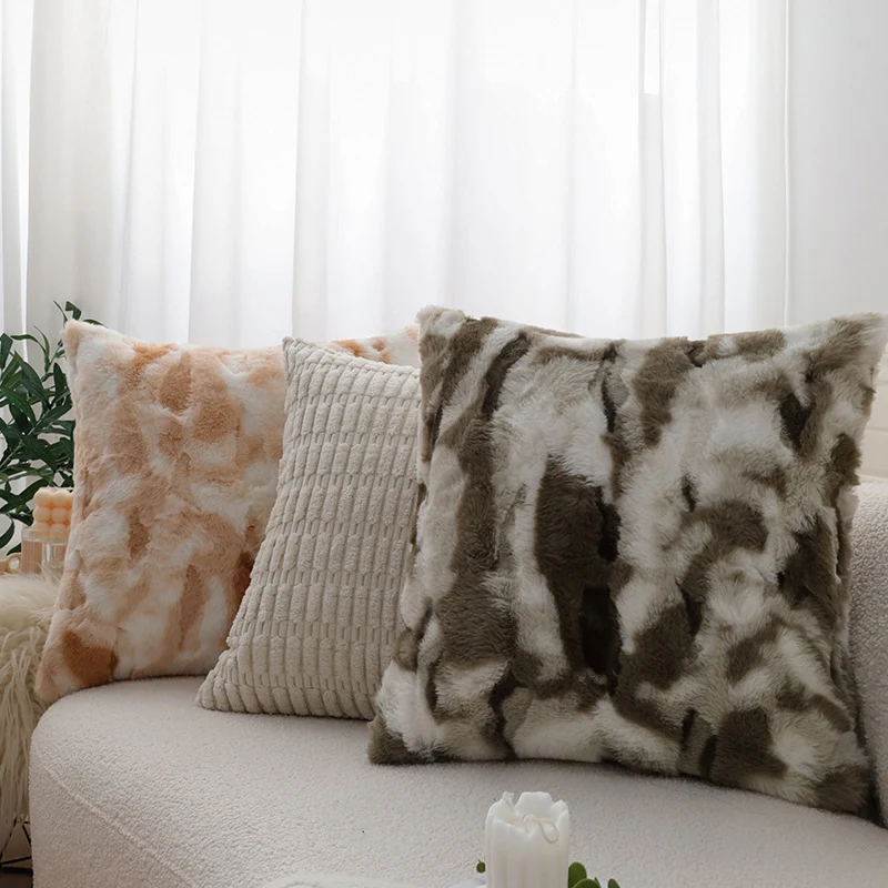 Quadratischer Kissenbezug mit reliefierter Blockstruktur aus weicher Mikrofaser und verdecktem Reißverschluss Karnz