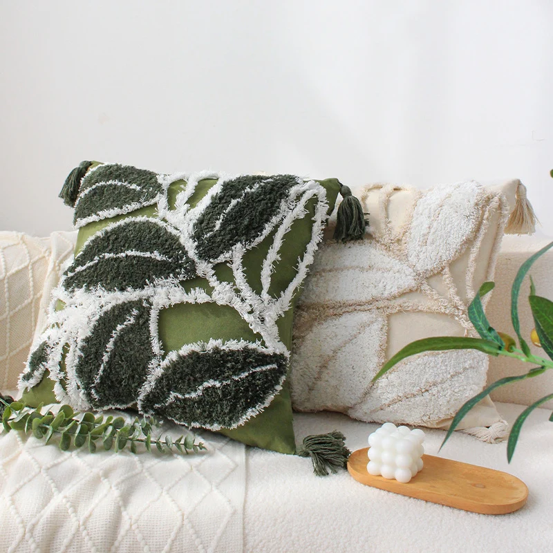 Quadratischer Kissenbezug mit reliefiertem Blatt‑Tufting und Chenille‑Applikation Karnz