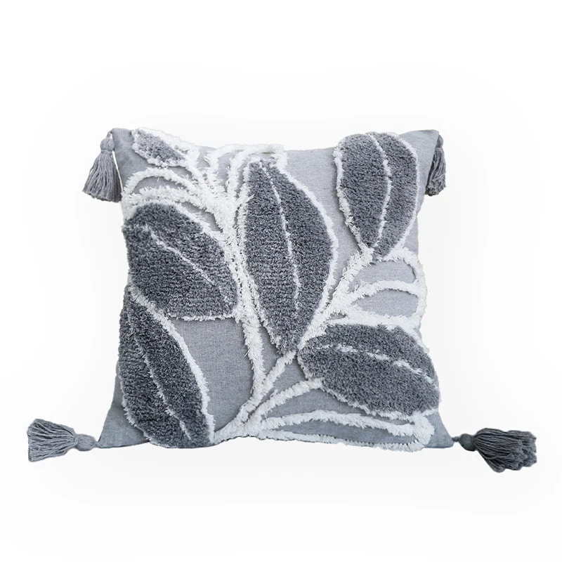 Quadratischer Kissenbezug mit reliefiertem Blatt‑Tufting und Chenille‑Applikation Karnz