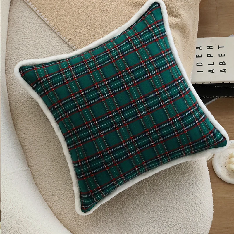Quadratischer Kissenbezug mit kariertem Flanell und Sherpa‑Keder Karnz
