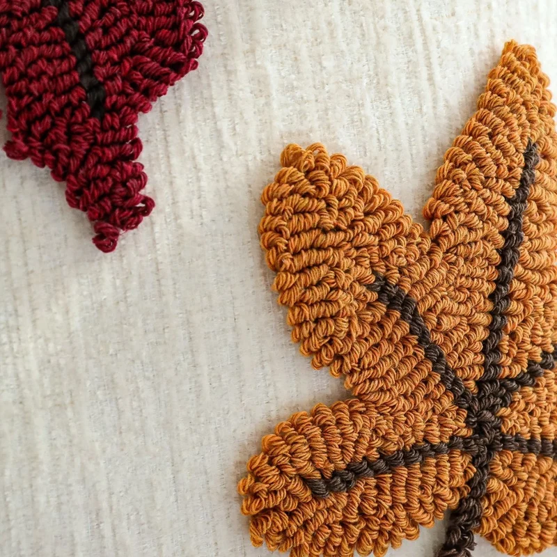 Quadratischer Kissenbezug mit handtuftierten Herbstblatt‑Applikationen Karnz