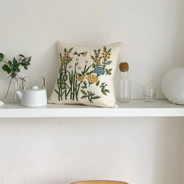 Quadratischer Kissenbezug mit handgesticktem Wildblumen‑Relief, Leinen‑Baumwollmix und verdecktem Reißverschluss Karnz