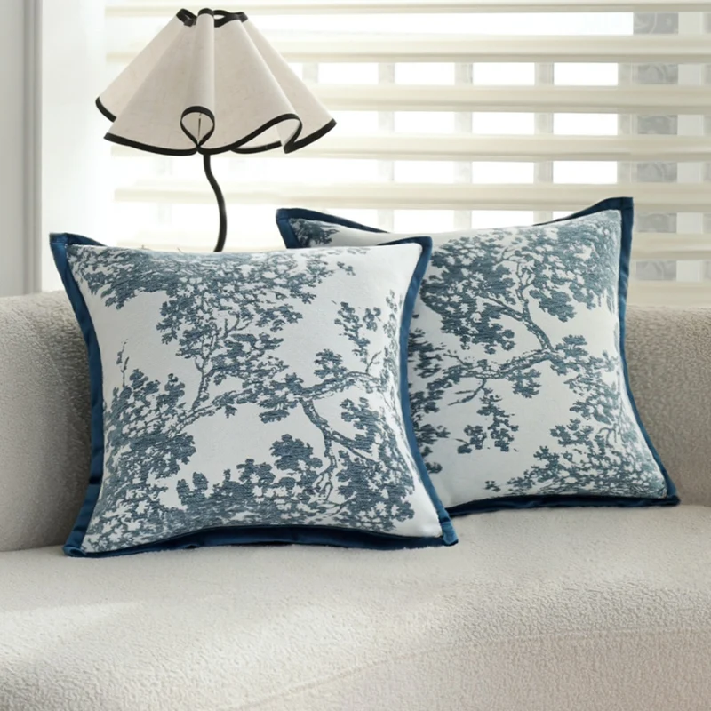 Quadratischer Kissenbezug mit feinem Toile‑Jacquard und seidiger Kederkante Karnz